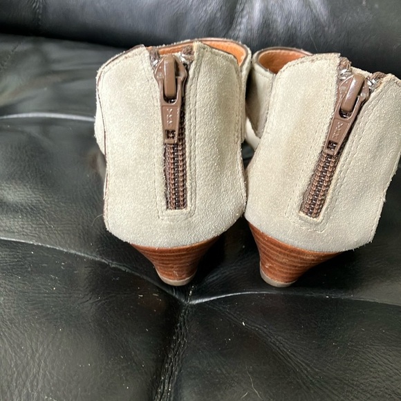 Clark’s artisan size 6 women’s Wedge Sandals with T-Strap and Decorative Cutouts - Picture 4 of 15